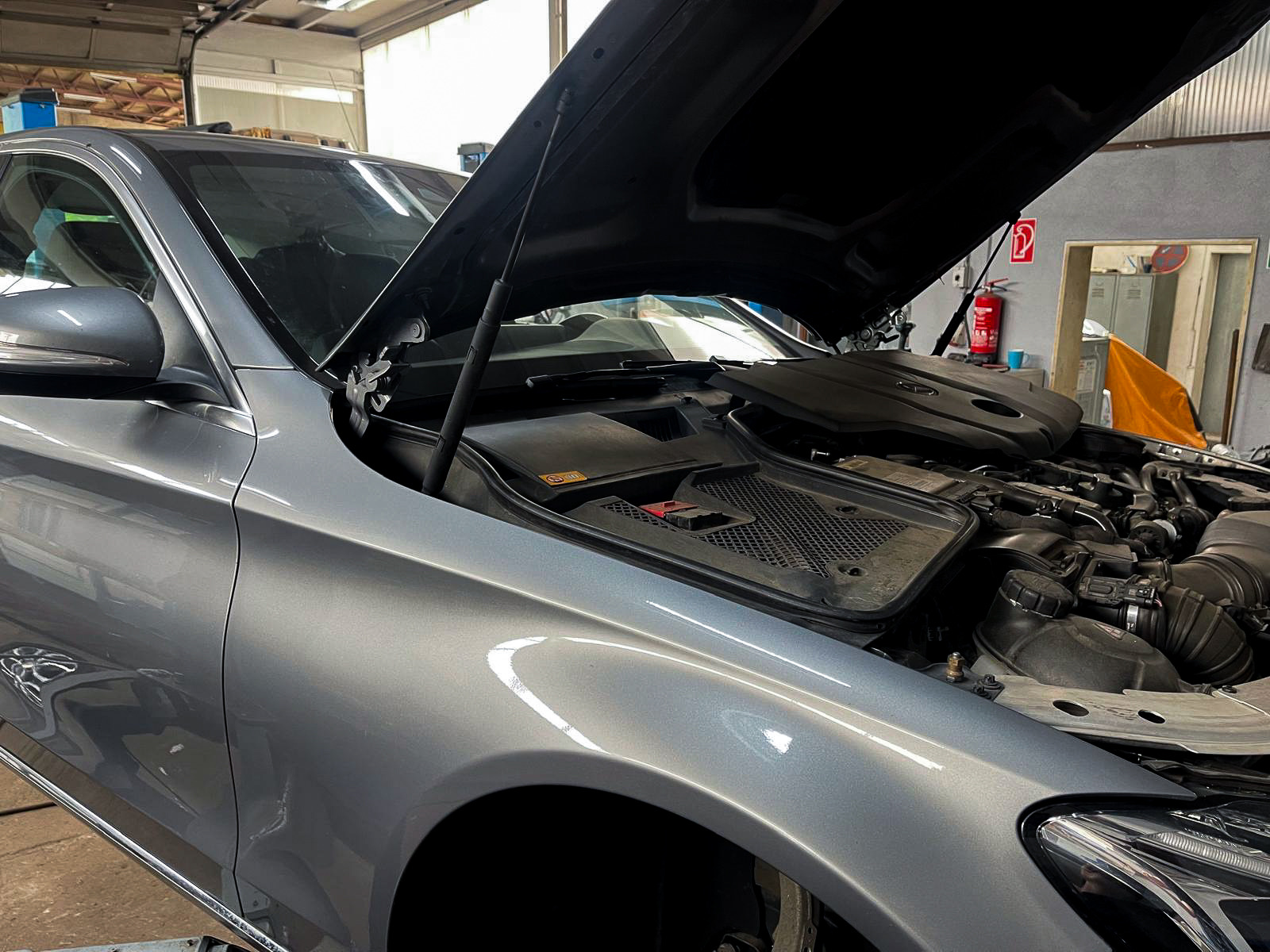 Motorraum eines Mercedes bei der Diagnose in der Werkstatt Würzburg